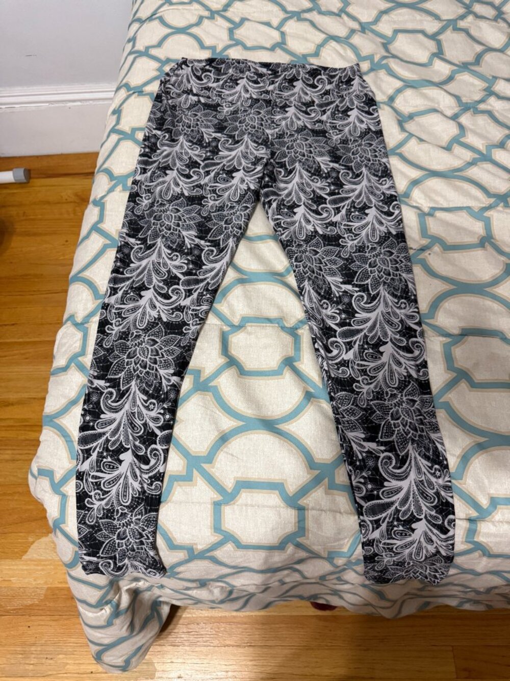 NWOT LuLaRoe Black White Lace Paisley Leggings Tall & Curvy 🖤